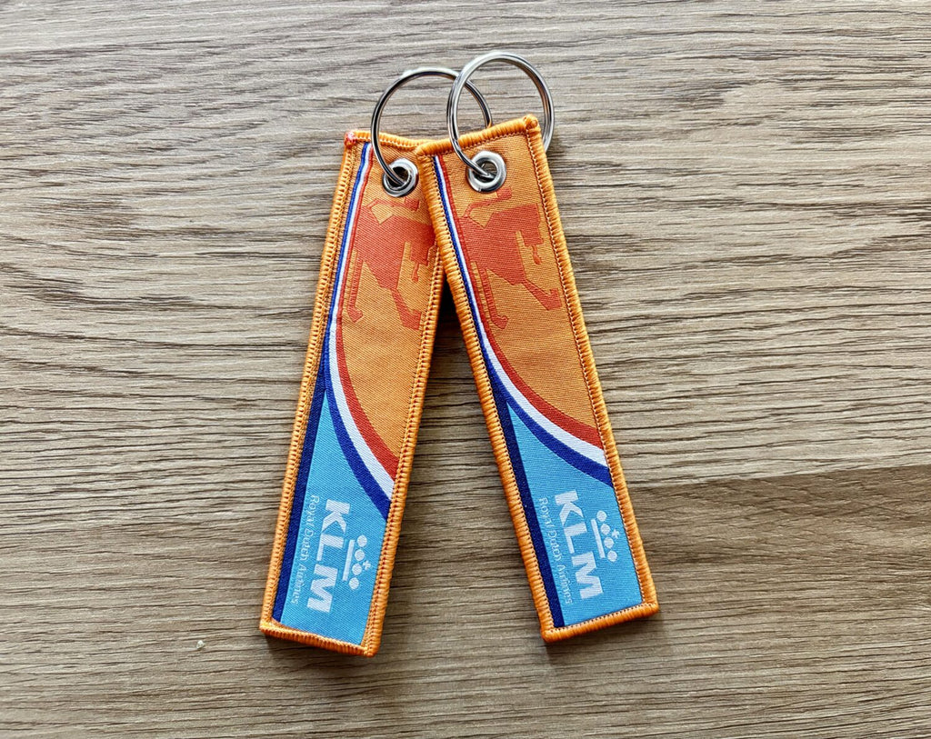 Twee KLM Orange Pride-sleutelhangers
