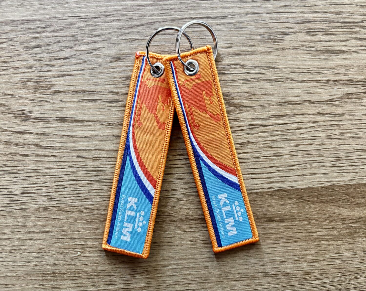Twee KLM Orange Pride-sleutelhangers