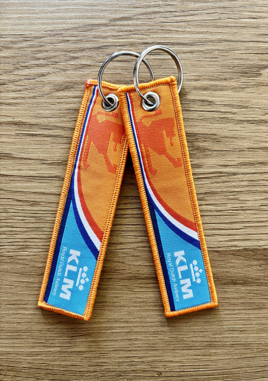 Twee KLM Orange Pride-sleutelhangers