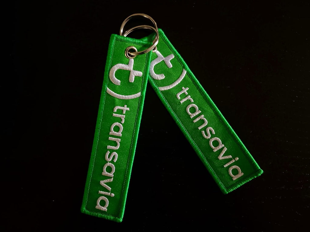 Twee vrolijke Transavia-sleutelhangers