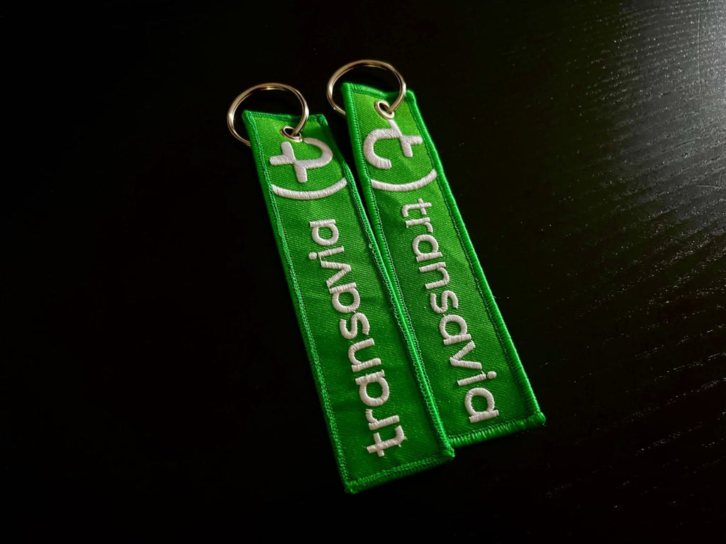 Twee vrolijke Transavia-sleutelhangers