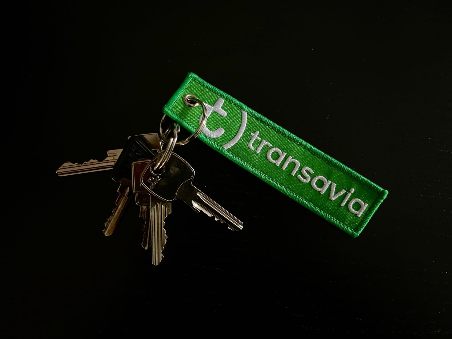 Twee vrolijke Transavia-sleutelhangers