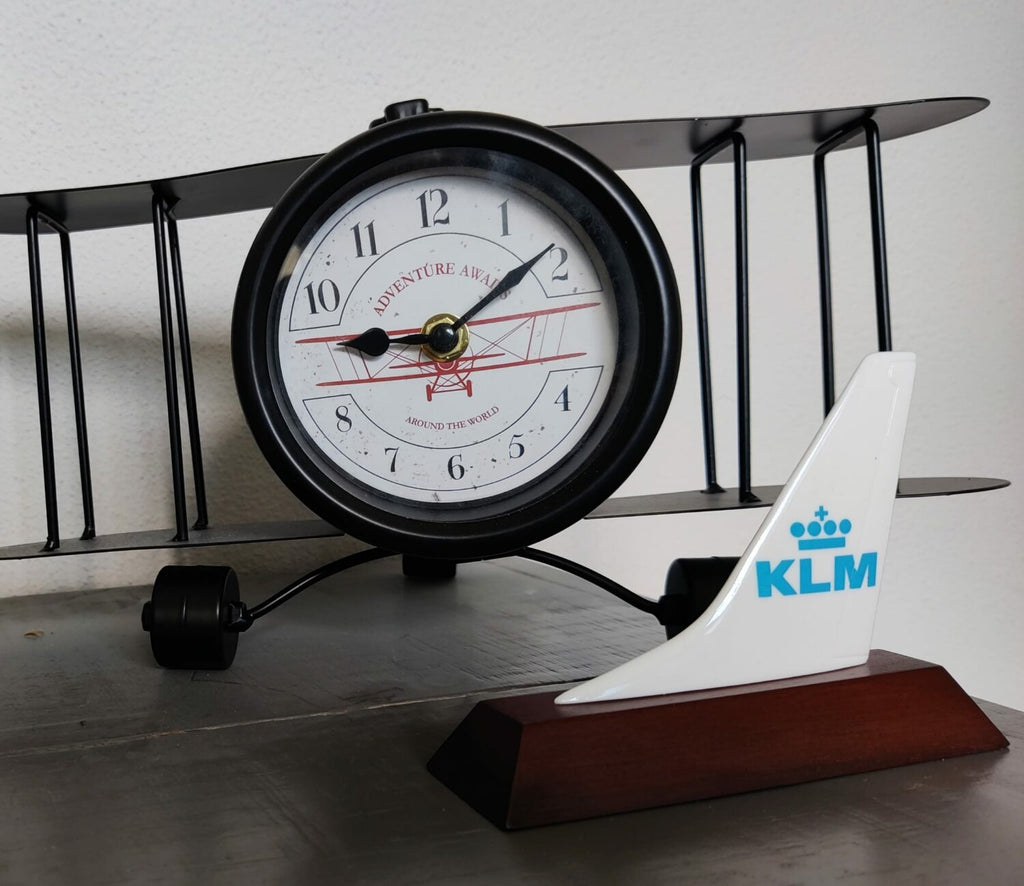 KLM-staart op houten voetstuk