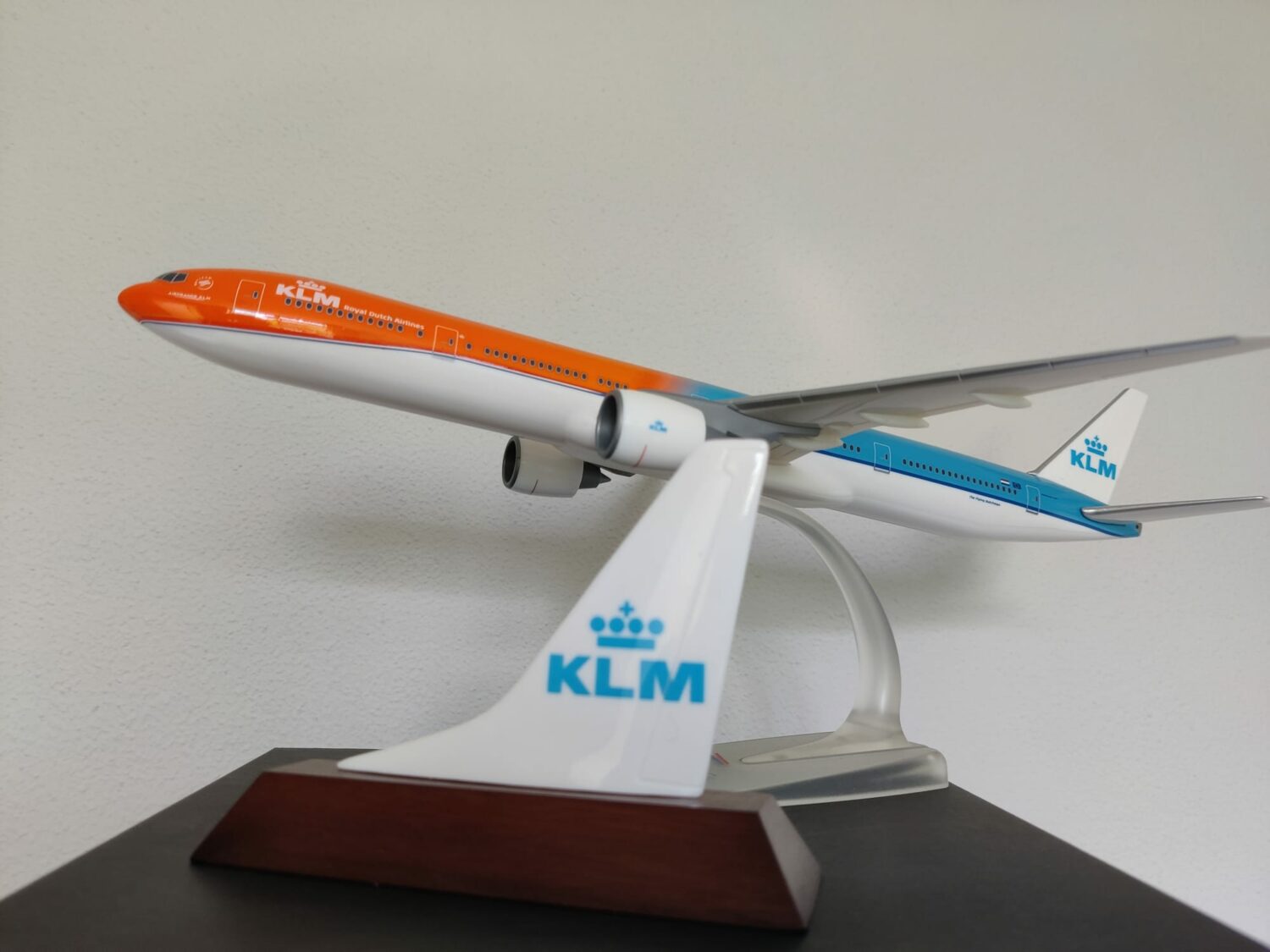 KLM-staart op houten voetstuk